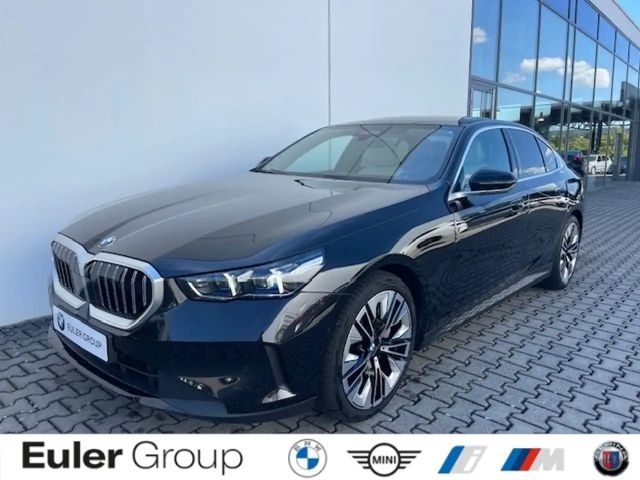 BMW 540 d xDrive 20'' IconGl Pano KomfSi belüftet StandHz 2025 Diesel