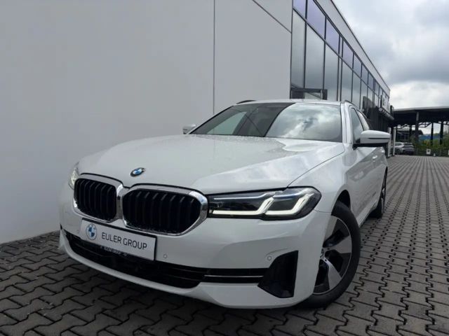 BMW 520 iA Touring HUD Luftfederung AD AHK-klappbar AHK Na 2023 Benzine