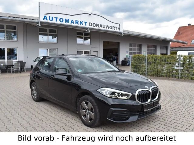 BMW 118 i Advantage Navi PanoDach Sitzhzg Sportsitz 2023 Benzine