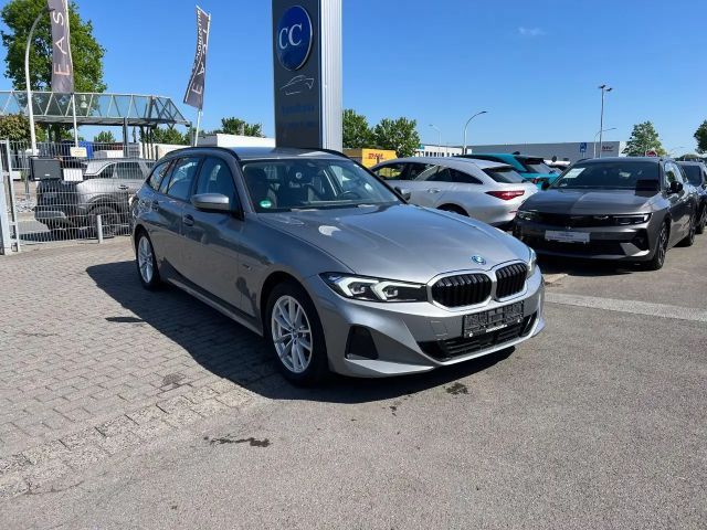 BMW 330 330e Touring Driving Assistant+ACC+LED+DAB 2023 Hybride / Benzine