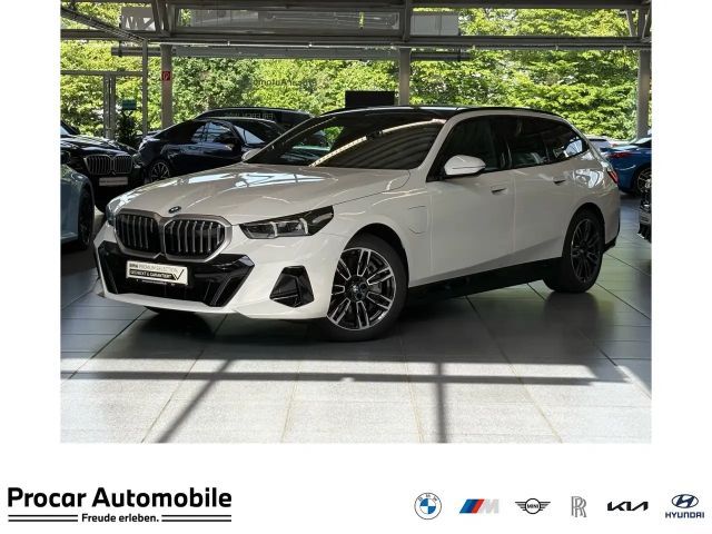BMW 550 e xDrive M Sport DA Prof PA+ Pano AHK B/W 19" LMR 2025 Hybride / Benzine