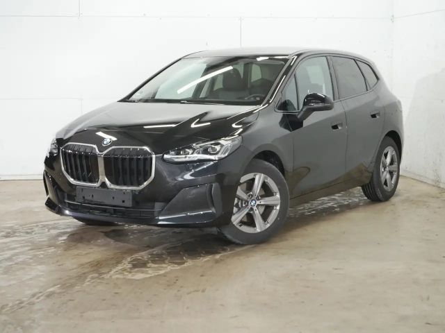 BMW 220 i Active Tourer Premiumpaket AHK 0,49% eff. Zins F 2025 Benzine