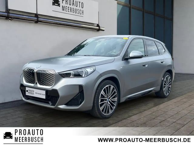 BMW iX1 30 xDrive M Sport MASSAGE/AHK/MMRY/PANO/HUD 2025 Elektrisch