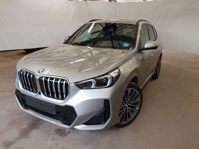 BMW X1 xDrive30e  M Paket Panorama Drive/Parkassist Head- 2025 Hybride / Benzine