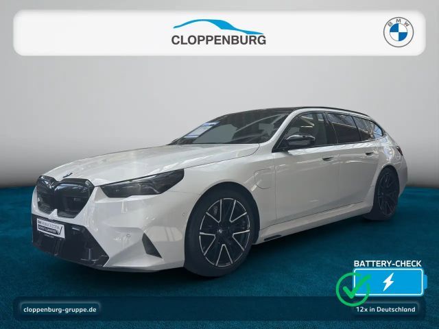 BMW M5 Touring AHK+Navi+360°+ACC+SHZ UPE: 151.299€ 2026 Hybride / Benzine