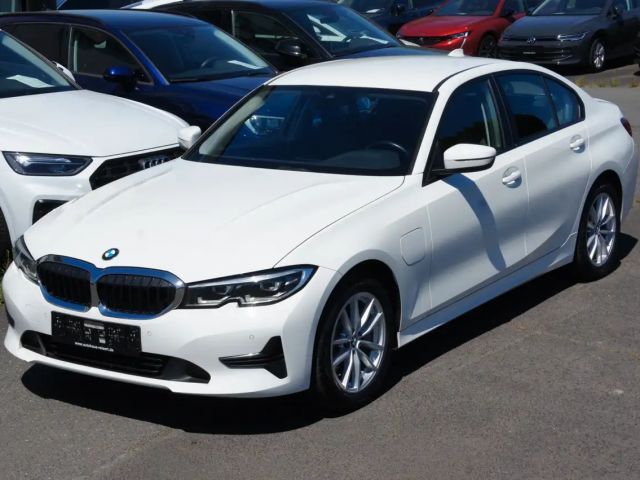 BMW 330 e Advantage Lim*NAV*LED*LIVE*AMBIENTE*CARPLAY 2021 Hybride / Benzine