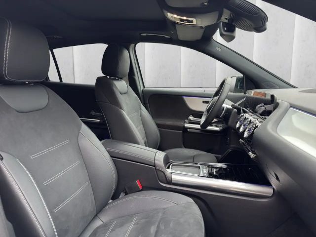 Mercedes-Benz GLA 220