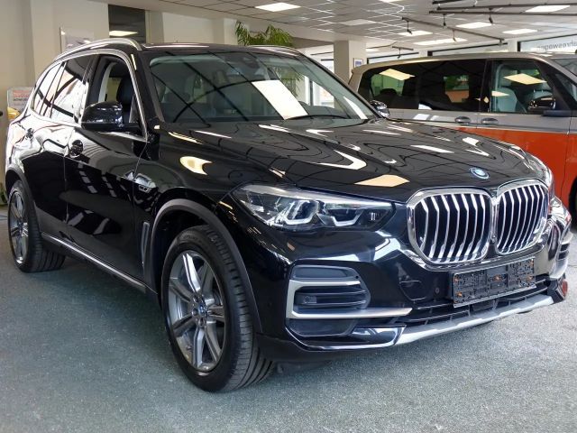 BMW X5 xDrive 45 e xLine +HUD+Pano+360+SHZ hint+ACC+ 2022 Hybride / Benzine