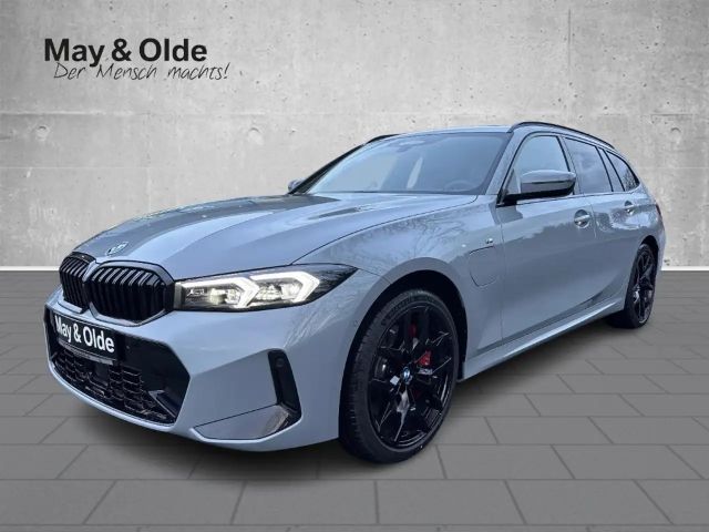 BMW 330 e xDrive Touring M-Sport Pro HUD AHK Pano H&K Adap 2026 Hybride / Benzine