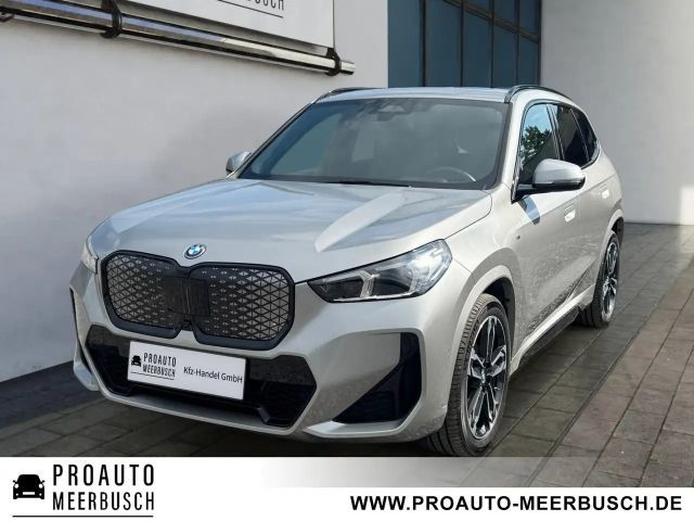BMW iX1 30 xDrive M Sport PANO/HEADUP/MASSAGE/AHK 2024 Elektrisch