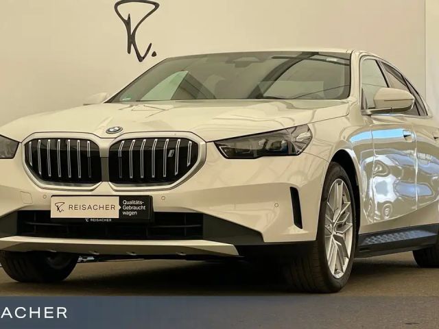 BMW i5 A eDrive40 AHK RFK PDC SHZ DAB+ 19"LM 2025 Elektrisch