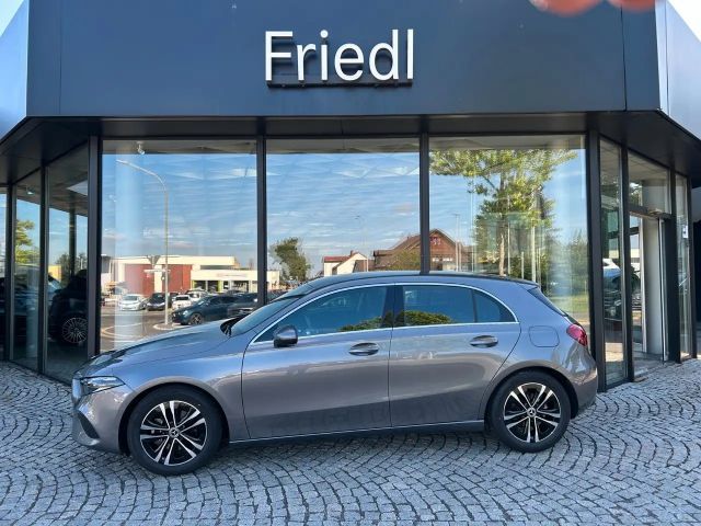 Mercedes-Benz A 180 LED, Carplay, Winter, Kamera, Keyless 2025 Benzine