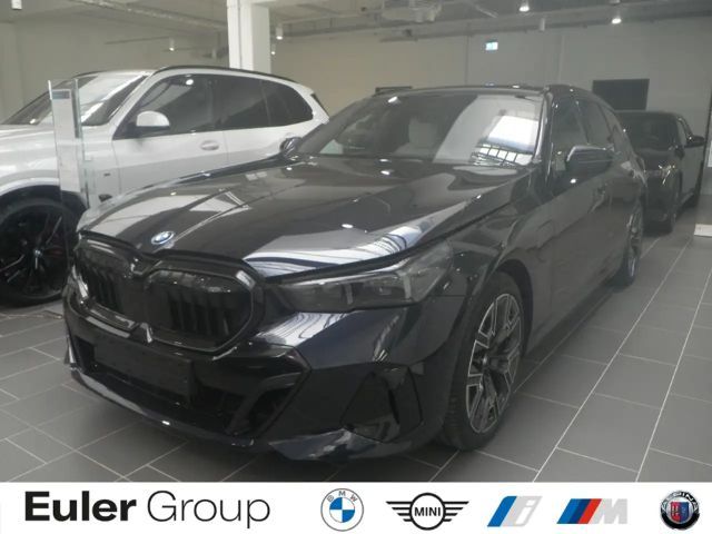 BMW 550 e xDrive Touring Sportpaket HUD AD AHK-klappbar AH 2026 Hybride / Benzine