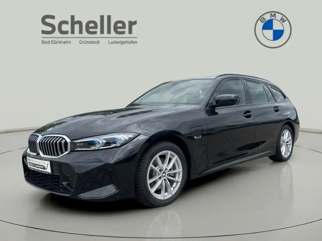 BMW 320 e xDrive Touring M Sportpaket LED RFK Tempomat 2023 Hybride / Benzine