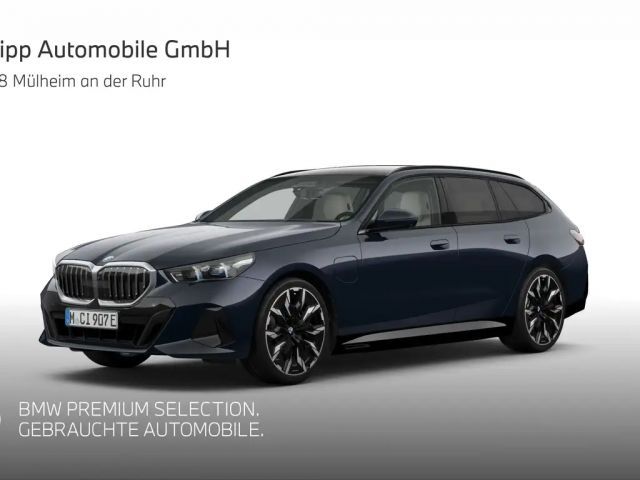 BMW 550 e xDrive Tou M Sport AHK PANO Ad.Fahr.Pro B&W 2025 Hybride / Benzine