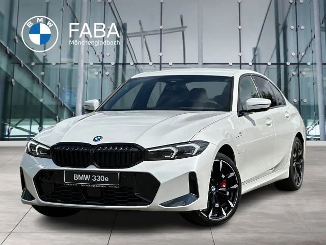 BMW 330 e xDrive Limousine M Sportpaket HK HiFi DAB 2026 Hybride / Benzine