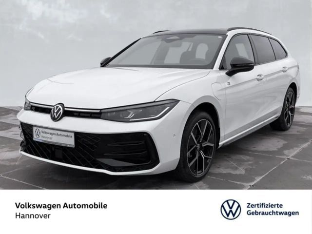 Volkswagen Passat Variant Passat R-Line 1.5 TSI DSG eHybrid AHK Leder Pano 2026 Hybride / Benzine
