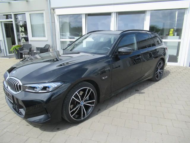 BMW 320 320e M Sport Topaussattung und Zustand 2023 Hybride / Benzine