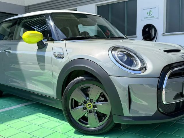 MINI Cooper SE Cooper SE Essential Trim BEV mit Navigationssystem, Freisprecheinrichtung, 16" Leichtmetallräder, Sitzheizung vorn, uvm.. 2022 Elektrisch