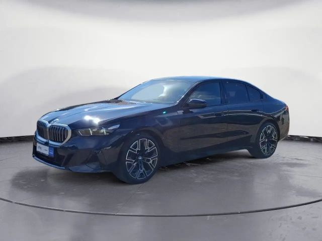 BMW 520 i M SPORT AHK Panorama Driving Plus harman/ka 2025 Benzine