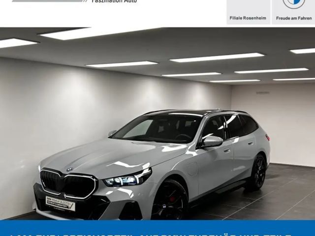 BMW 550 e xDrive Touring M Sportpaket Pro B&W Pano. AHK DA 2025 Hybride / Benzine