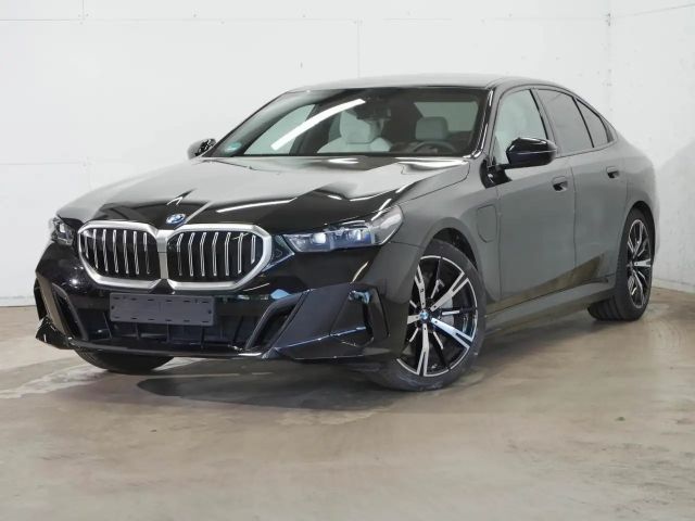 BMW 550 e xDrive |Sitzbelüft. |M Sportpaket |Bowers & Wilk 2026 Hybride / Benzine