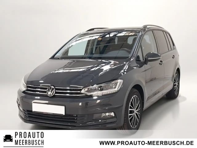 Volkswagen Touran Comfortline PANO/STNDHZNG/AHK/CARPLAY/ACC 2024 Benzine