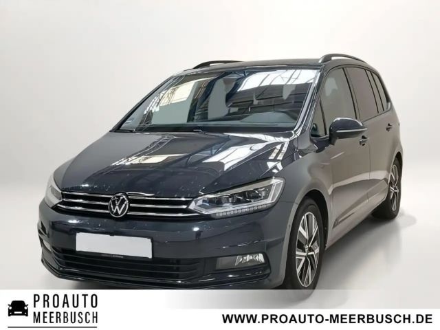 Volkswagen Touran Comfortline AHK/PANO/STNDHZNG/RFK/CARPLAY 2025 Benzine