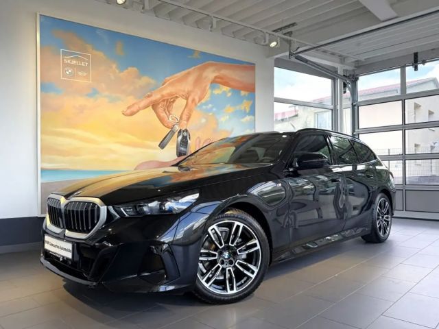 BMW 520 d Tour M SPORT PANO+HUD+ACC+AHK+H&K+STANDH+AL 2025 LPG