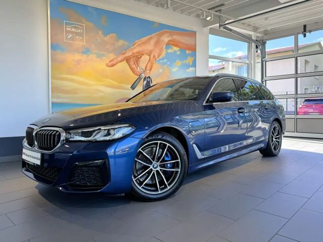 BMW 530 530e xDr. Tour. M SPORT PANO+KAM360+AHK+SPUR+LED 2022 Hybride / Benzine