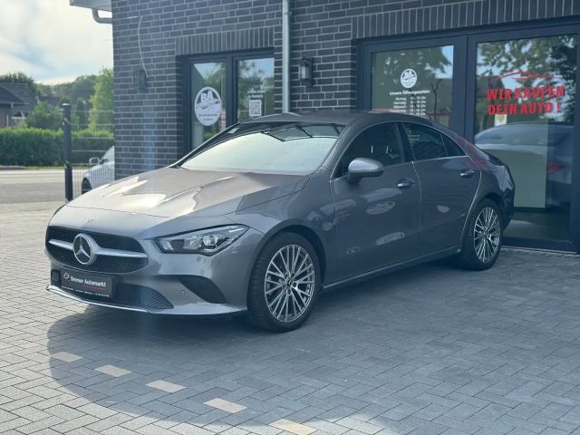 Mercedes-Benz CLA 180 *KAM*SHZ*PDC*NAVI*LED*Ap-Play*AMG-Line 2023 Benzine