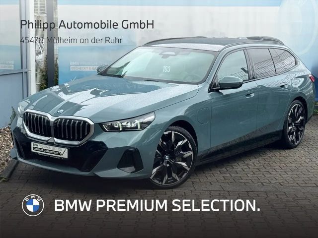 BMW 550 e xDrive Ad-Fahrw-Pro Autobahnas PANO AHK B&W 2025 Hybride / Benzine