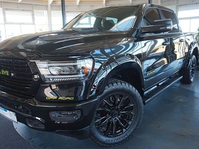 Dodge RAM 1500 HEMI 5.7l Crew-Cab*4x4*12Navi*Alu20*AHK 2023 Benzine