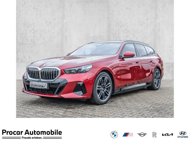 BMW 550 e xDrive Touring M Sport + AHK+Pano+Bowers&Wilkins 2026 Hybride / Benzine