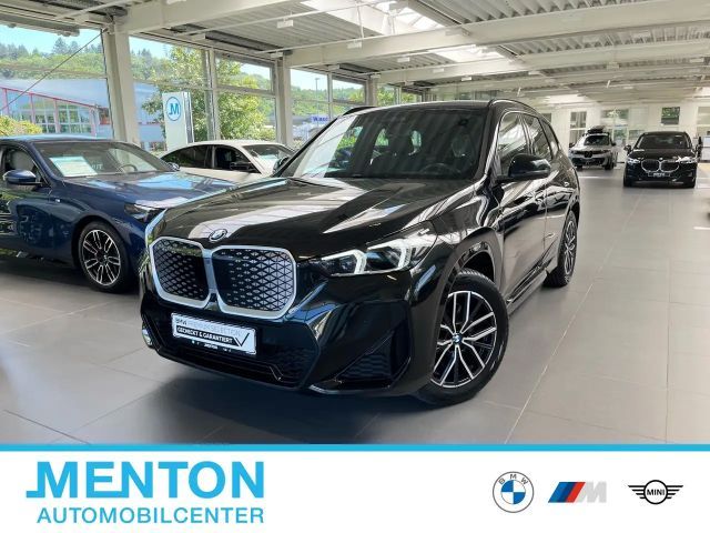 BMW iX1 xDrive30 M Sportpaket AHK/Aktivsitze vo./HuD/Harma 2025 Elektrisch