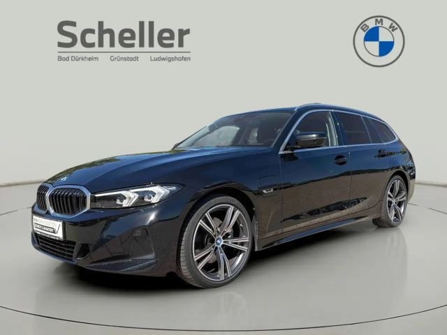BMW 330 e Touring Navi LED Shz 2023 Hybride / Benzine