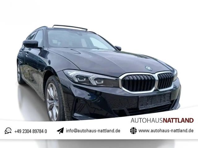 BMW 330 e Touring RFK HuD Pano AHK LED Navi Sitzh. 2023 Hybride / Benzine