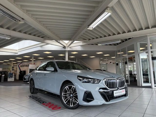 BMW 530 e Lim. M Sportpaket AUT./LED/CAM/H&K 2026 Hybride / Benzine