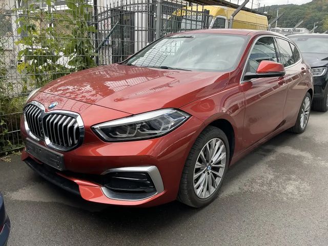 BMW 118 i Luxury-Line Leder Navi LED SHZ DAB PDCv+h 2022 Benzine