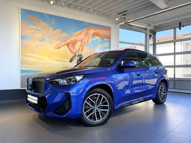 BMW iX1