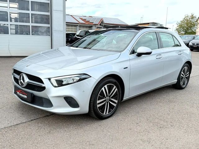 Mercedes-Benz A 250 e DCT Leder_Pano_Kamera_LED_DAB_Widescreen 2021 Hybride / Benzine