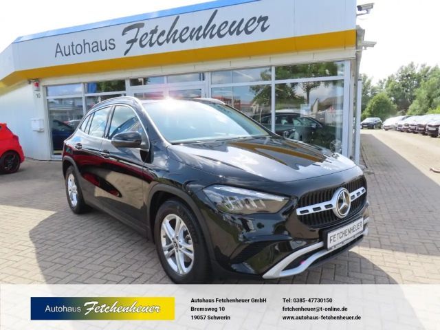 Mercedes-Benz GLA 180 Aut.  NAVI-MBUX+LED+RFK+SHZ+TEMP+AAC+ALU 2024 Benzine
