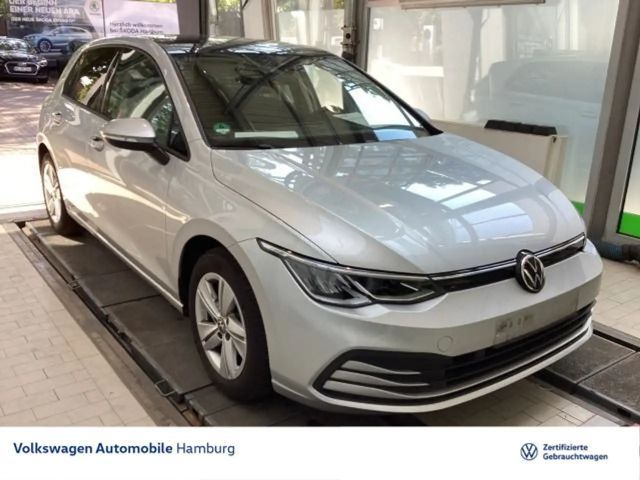 Volkswagen Golf VIII 1.0 eTSI Life DSG LED Navi Panorama 2023 Benzine
