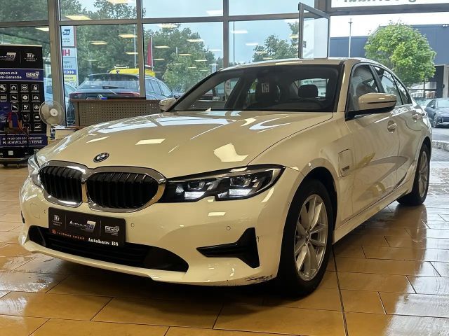 BMW 320 Advantage*Plug-in*CAM*SHZ*Ambiente*ST-heiz* 2022 Hybride / Benzine