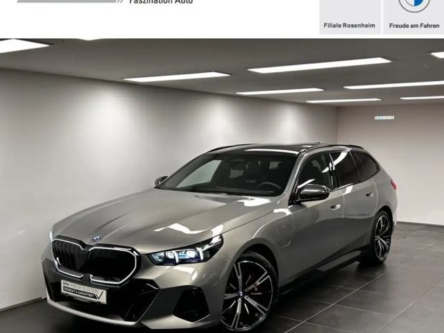 BMW 550 e xDrive Touring M Sportpaket Pro Pano B&W DAB LED 2025 Hybride / Benzine