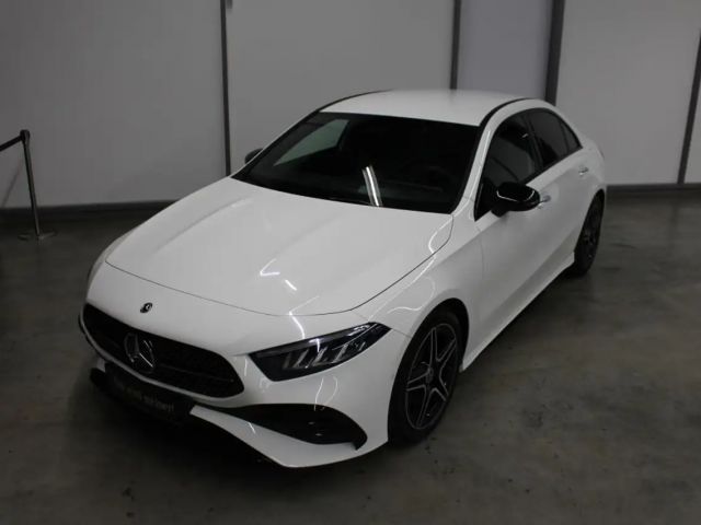 Mercedes-Benz A 200 Limousine AMG NIGHT DISTRONIC AHK StHz 2025 Benzine