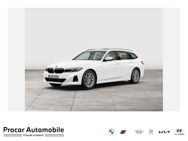 BMW 330 e xDrive PANO DA Prof  RFK PA HiFi  Komfort 2024 Hybride / Benzine