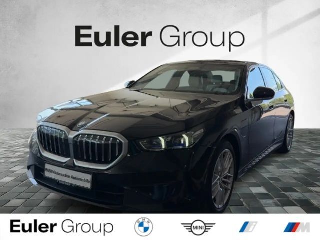 BMW 550 e xDrive Limousine HUD AD Navi Leder Digitales Coc 2024 Hybride / Benzine