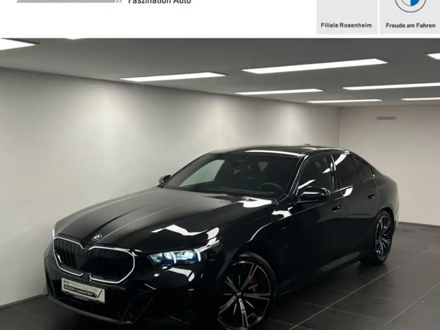 BMW 550 e xDrive Limousine M Sportpaket Pro DAB LED AHK 2025 Hybride / Benzine