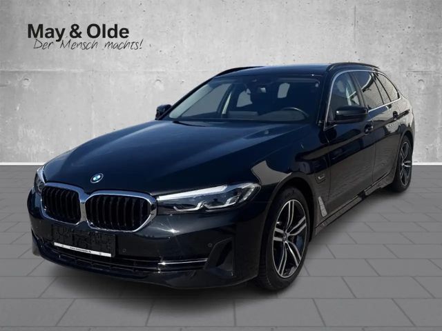 BMW 530 e Touring Luftfederung Panorama Navi Digitales Coc 2022 Hybride / Benzine